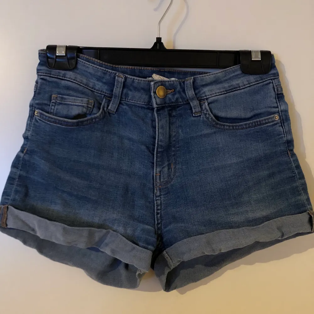 Ljusblåa shorts, från H&M Storlek: XS-S #shorts Frakt står du för!!💕. Shorts.