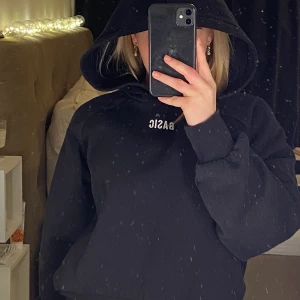Hoodie  - Säljer denna hoodie då den inte kommer till användning. Snygg luva! Använd ett fåtal gånger och är därför i väldigt gott skick!💜