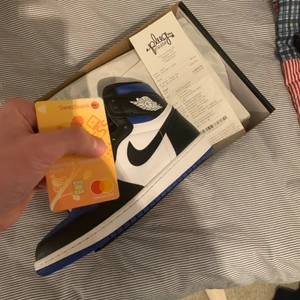 Jordan 1 High Royal toe - Säljer nu mina Jordan 1 royal toes som är sparsamt använda ca 4-5 gånger och ser helt nya ut. Storlek 44 bud från 2300kr bin 2500kr. 