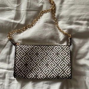 Handväska  - AirPods bredvid för o se storleken på den. Super fin men knappt använd, nästan nyskick🥳 ”Guld” kjedja som band. 