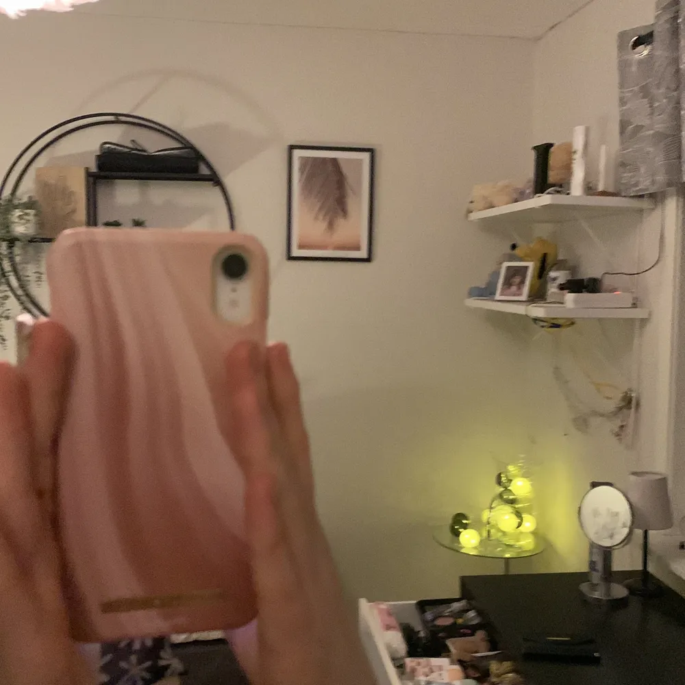 Rosa Therése Lindgren ideal of Sweden skal. Använt cirka 3 veckor, skyddat min mobilen från att gå sönder men de sprack lite när jag tappade de på stengolv. En liten spricka längst upp ovanför kameran. Passar till xr! Skriv vid intresse. Köparen står för frakt!💗. Övrigt.