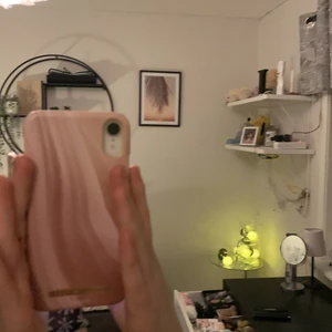 Mobilskal - Rosa Therése Lindgren ideal of Sweden skal. Använt cirka 3 veckor, skyddat min mobilen från att gå sönder men de sprack lite när jag tappade de på stengolv. En liten spricka längst upp ovanför kameran. Passar till xr! Skriv vid intresse. Köparen står för frakt!💗
