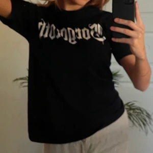 Graphic Tee - Cool Graphic Tee. Jätteskönt material, najs print också! 🖤🖤