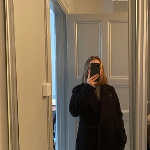 H&M kappa S/M - Svart H&M kappa i oversized fit! Storleken passar xs/s/m/l