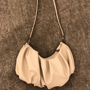 Väska - Säljer denna väska från Shein som ej kommer till användning. Använd max fem gånger och är i superfint skick💗Bra kvalite för att vara Shein. 