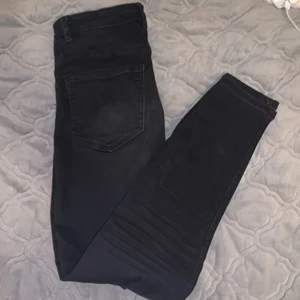 Jeans - Ett par molly jeans från Gina tricot i strl s och de sitter perfekt. De passar även dem som har strl xs. Jenssen är i gott skick