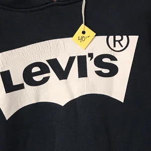 Levis Luvtröja  - Mjuk bekväm luvtröja. Det står 12 år i den. Uppskattas till storlek XS. 