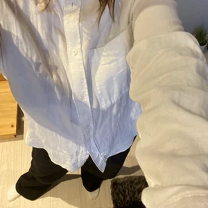 Linneskjorta  - Så fin linneskjorta i M så lite oversize, spartsamt använd så i superfint skick, man ser ikket igenom, gratis frakt💞