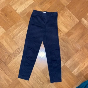 Mörkblå chinos - Mörkblå chinos med smala vita ränder. Använd några ggr.