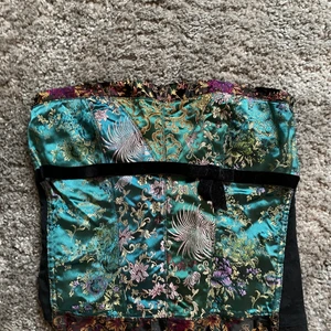 Färgglad korsett - En korsett i superfint mönster, säljs då den är för stor för mig och normaltvis har jag storlek S.. denna måste vara en blandning mellan M/L. Vid frågor om mått är det bara att skriva och fråga! 