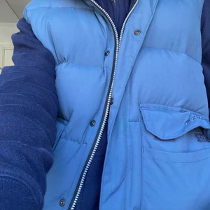 Ljusblå väst  - Säljer denna skitsnygga ljusblå västen från Everest i strl xs (stor i passformen så passar även s). Den är använd vilket syns men inte sliten eller nåt sånt. Passformen är lite ”boxig”