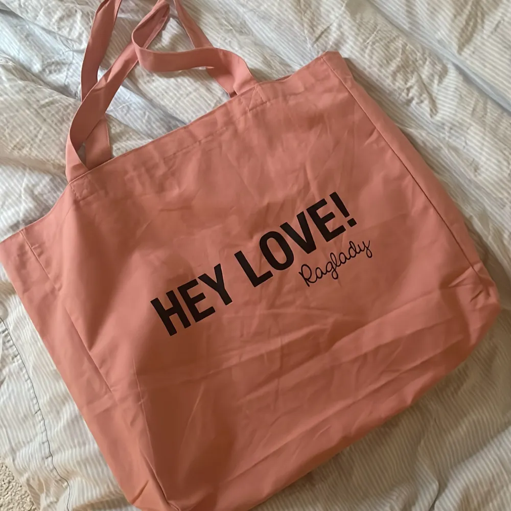 Säljer dessa svinsnygga tygpåsarna från raglady! Kostar 70kr/st när jag köpte dom. De är rymliga och perfekta att ha till skolan/gymmet. En är rosa och den andra är svart. Tygpåsarna köps tillsammans.. Laukut & Käsilaukut.