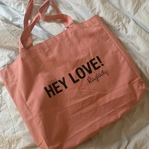 RAGLADY TYGPÅSAR - Säljer dessa svinsnygga tygpåsarna från raglady! Kostar 70kr/st när jag köpte dom. De är rymliga och perfekta att ha till skolan/gymmet. En är rosa och den andra är svart. Tygpåsarna köps tillsammans.
