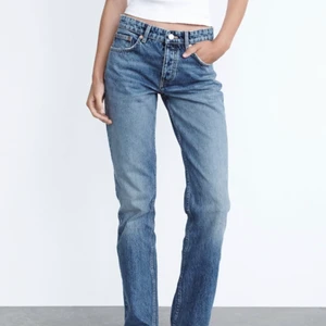 Zara jeans  - Säljer nu dessa jeansen från zara i strl 34 då dom inte passar längre.Dem är helt slutsålda på zaras hemsida. Jeansen är bara använda ett fårtal gånger dvs nästan oanvända!💖