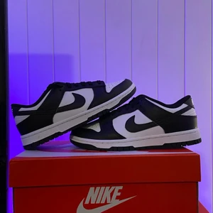 Nike dunk panda - Svartvita dunks i storlek 37,5 för ett riktigt bra pris så passa på nu inför våren!!🌼🐼🌿 Kan mötas runt karlstad, annars står köparen för frakten😁✌️ (storlek 38,5 samt 41 finns även!!) fler storlekar finns!