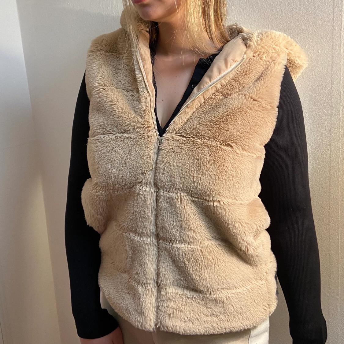 Beige pälsväst, strl 38 - 91