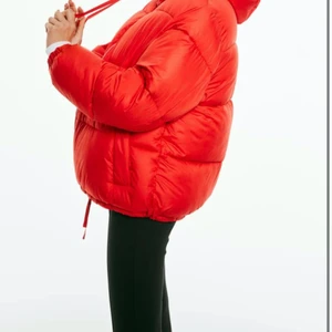 Röd jacka - Röd jacka från hm som är slutsåld i de flesta storlekarna, använd några gånger under vintern och köptes i december 2021. Inge defekter. Jag har storlek Xs men passar xs-M