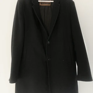 Kappa från Zara - Säljer min kappa från Zara då den inte användas länge. Jag har vanligtvis M och denna kappa passar mig väldigt bra! Så skulle säga att jackan är i stolek M. Den är helt svart och har 2 stora fickor fram och 2 st innerfickor. ❌BUD just nu 200kr❌