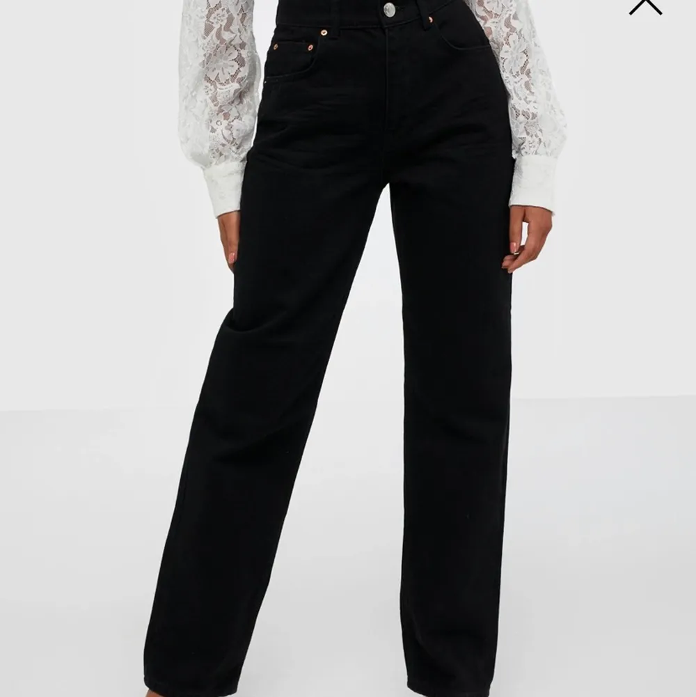 Svarta staight jeans från Gina med medelhög-hög midja🖤 säljer då de inte längre passar. Använt ett fåtal gånger så de är i fint skick, inga defekter. Inköpt för 599kr. Storlek 34. Jeans & Byxor.