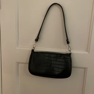 Gina tricot väska - Sjukt snygg och trendig väska från Gina tricot som verkligen passar till allt! Använd bara ett par gånger, men ser helt ny ut!❤️köpt för 299kr❤️