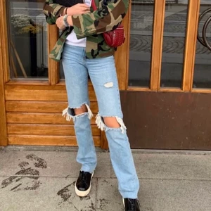 Zara jeans - Säljer ett par så fina zara jeans som bara legat i min garderob då jag ej får någon användning an dem💕