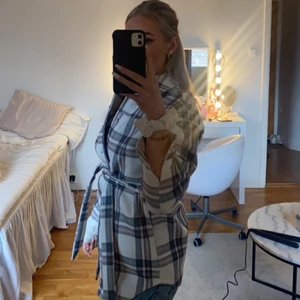 Rutig vårjacka från Vero Moda - Säljer min fina rutiga vårjacka från Vero Moda (tror den är slutsåld). Köptes för 580kr pris kan diskuteras! 