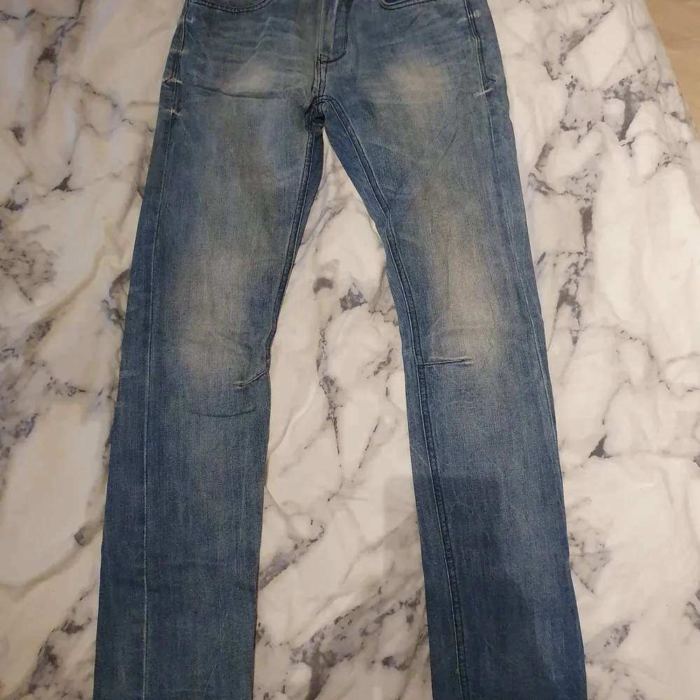 Ett par jeans, storlek w29 l34. Normal hög midja. 35 kr + frakt. Skriv för fler bilder. Jeans & Byxor.