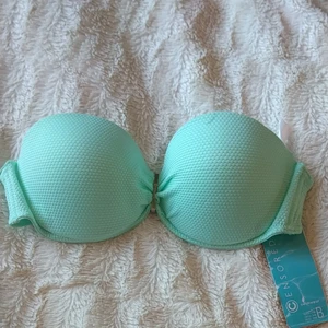 Grön blå bikinitopp  - Oanvänd. Pushup bh. Finns avtagbara band som man knyter runt nacken. Bandeau bikini. Turkos färg