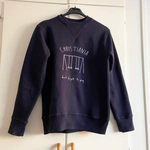 Marinblå crewneck sweatshirt köpt i Christiania, Köpenhamn.  Nyskick.  Storlek S i herr storlek.   Supermjukt tjockt sweatshirt material på insidan.