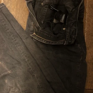 Weekday jeans - Weekday jeans som fått hårblekning på ändarna, syns inte så mycket i verkligheten, modell lash, storlek 26 , 80kr plus frakt 🚚🌷❤️