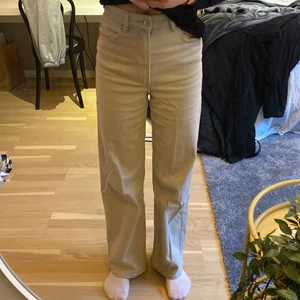 H&M jeans i storlek 34 - Använt många gånger och de har en ”fläck” längst ner på ena byxbenet men det syns knappt på långt håll 
