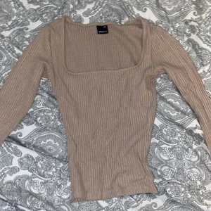 Topp - En jättefin beige långärmad topp från Gina tricot, storlek xxs men passar även xs. Nyskick, knappt använd. Skicka gärna meddelande om du har fler frågor 💗
