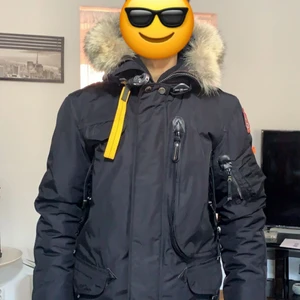 Parajumpers Jacka Right Hand  - Jackor ‎& ‏ytterplagg, ‏stl. (S), ‏Herr Parajumper Right Hand.  ‏Skicket är jättebra och den har använts väldigt sparsamt. ‏Pälsen mår bra och har tagits väl hand om. ‏Kommer från ett djur- ‏och rökfritt hem. ‏Jackan luktar ingenting och har precis fått en tvätt. ‏Säljer jackan då jag har vuxit ur den.  ‏Alla tags och extraknappar, ‏som så klart följer med vid köp.   ‏Har ni frågor eller vill se fler bilder så är det bara att höra av sig.  ‏Pris kan diskuteras vid snabb affär. 5000kr/ny pris ‎11000kr