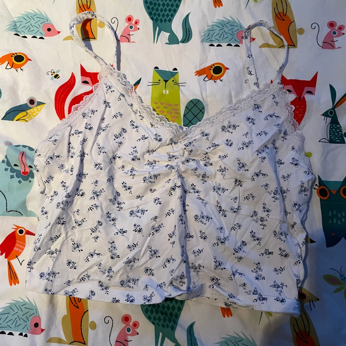 Vit croptop med blommor