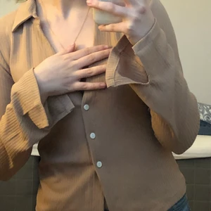 Fin brun tröja från bershka - Säljer denna helt nya snygga 70-tal ish tröjan från bershka då jag inte fått någon användning av den. Aldrig använd och i   helt ny skick. Den är i storlek M men sitter perfekt på mig som har S i storlek:) Kontakta mig vid fler frågor