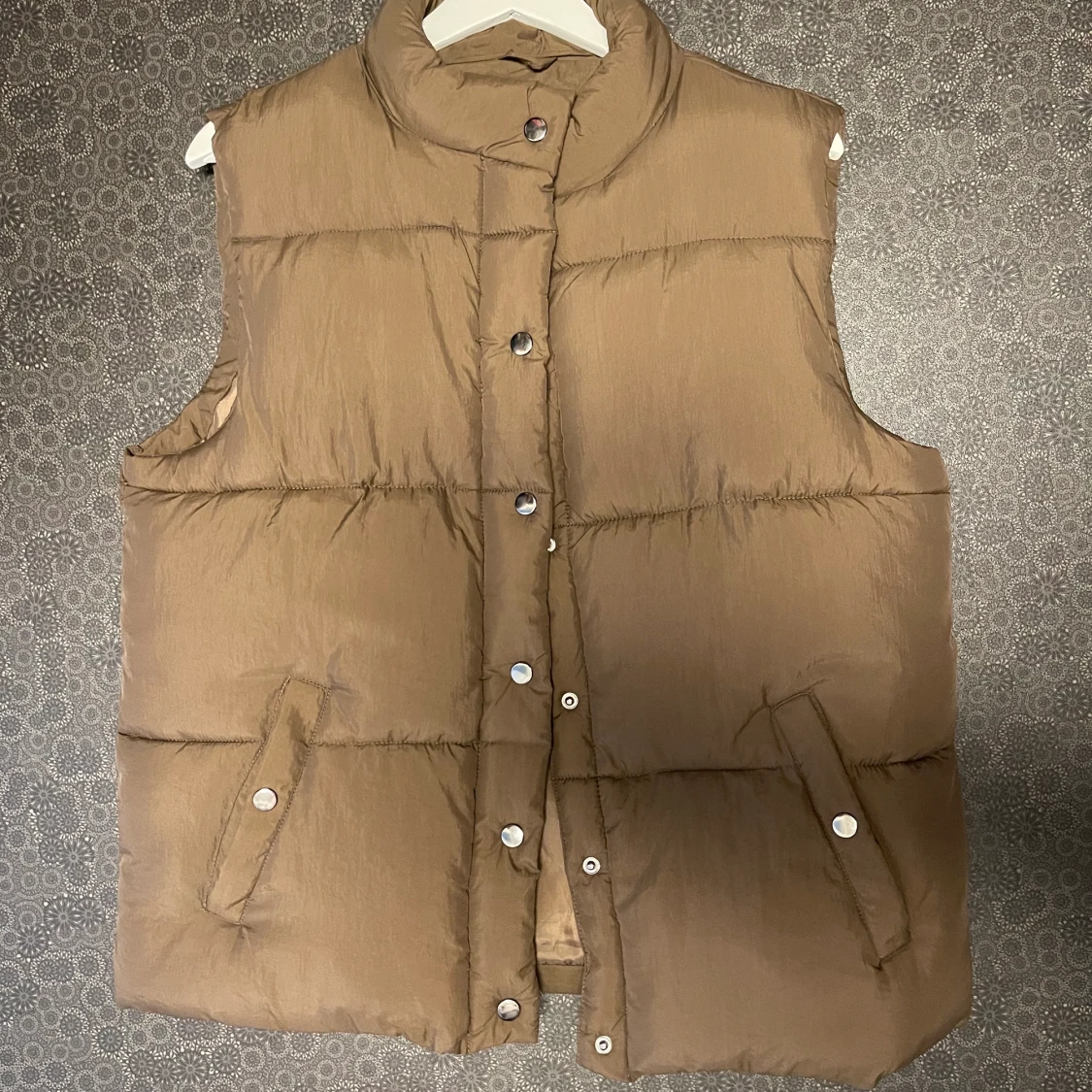 Brun pufferväst i M, Neo Noir