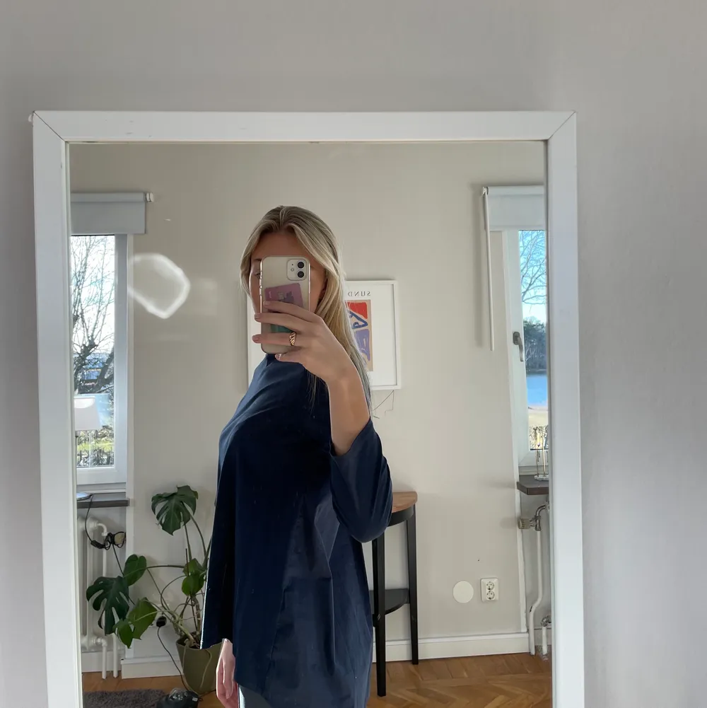 Marinblå tröja från Wera Stockholm i strl XS. Säljs för 90kr + frakt!🤍. Toppar.