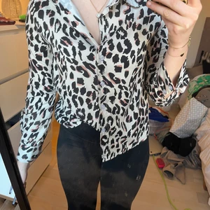 Leopard blus storlek s - En silkes blus med fin leopard. Den är näst intill oanvänd då den är förliten för mig
