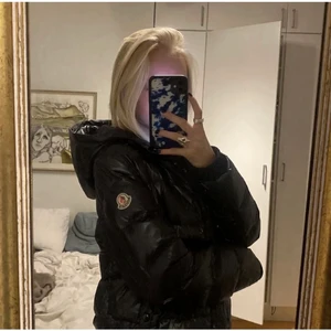 Svart moncler jacka - Säljer en moncler jacka som passar xs/s. Jackan är i väldigt bra skick!