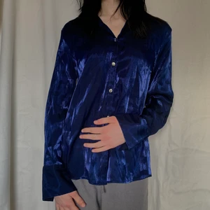 Skjorta - Skjorta som är typ glittrig/metallic. Står stl L men beroende på hur man vill att den ska sitta så passar den de flesta, jag har xs. 60kr plus frakt💕💕