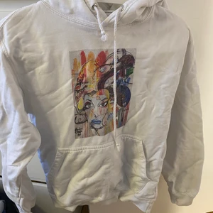 The Cool Elephant Hoodie  - En vit Hoodie från märket the cool elephant. Storlek s men själv tycker jag att den är mer som xs. Den är använd men ingen märkbar skillnad i material eller tryck. Frakt ingår ej! 66kr för spårbar frakt, annars 45kr.