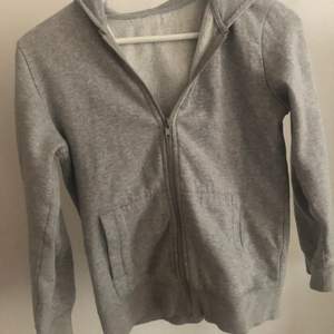 Jätte gullig grå tröja storlek:xs (köparen ansvarar för frakt)❤️❤️