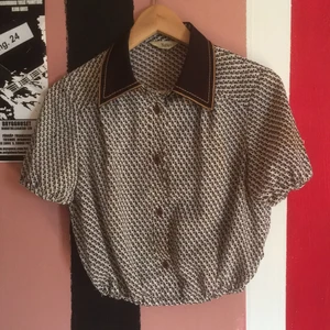 Vintage linneblus  - Retro/50,60,70-tal oanvänd pga storleken. Köpt i emmabodafestivalens vintage-stånd. Nypris 300. Nu 100 inkl frakt med postnord M-paket