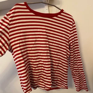 Randig tröja  - Jätte fin tröja från monki. Står M men skulle absolut säga S! 