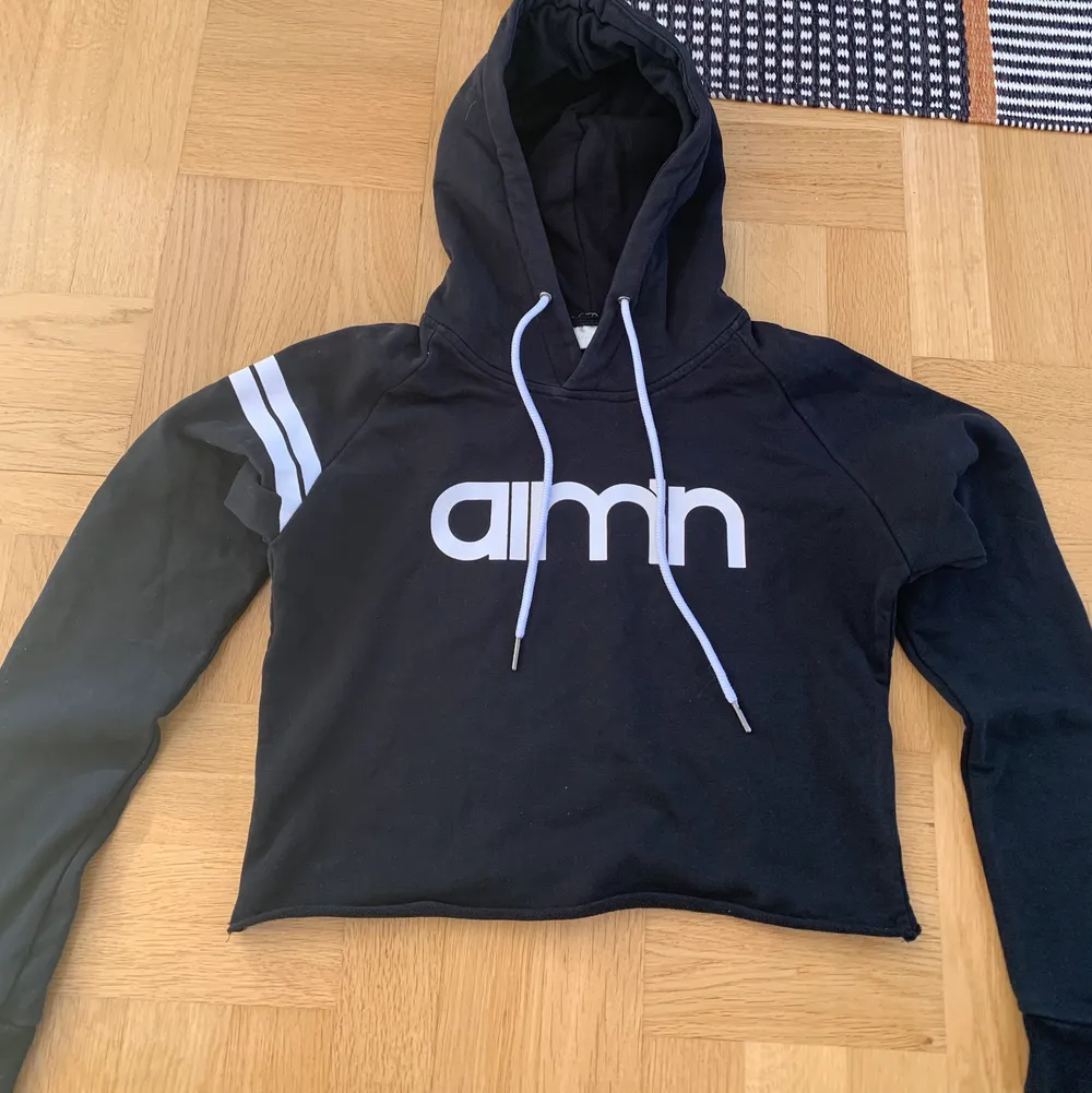 En cropped hoodie från amin i storlek S men passar bra på XS med. Säljer pga att jag inte använder den längre. Nypris ca 300kr (jag står inte för fraktkostanden). Hoodies.