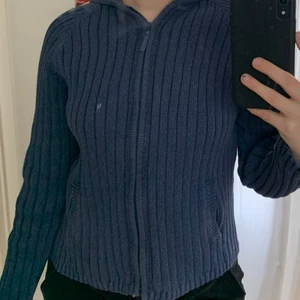 Stickad blå kofta - Superfin stickad blå kofta med luva! Det är spegeln som är smutsig. 216kr med frakt