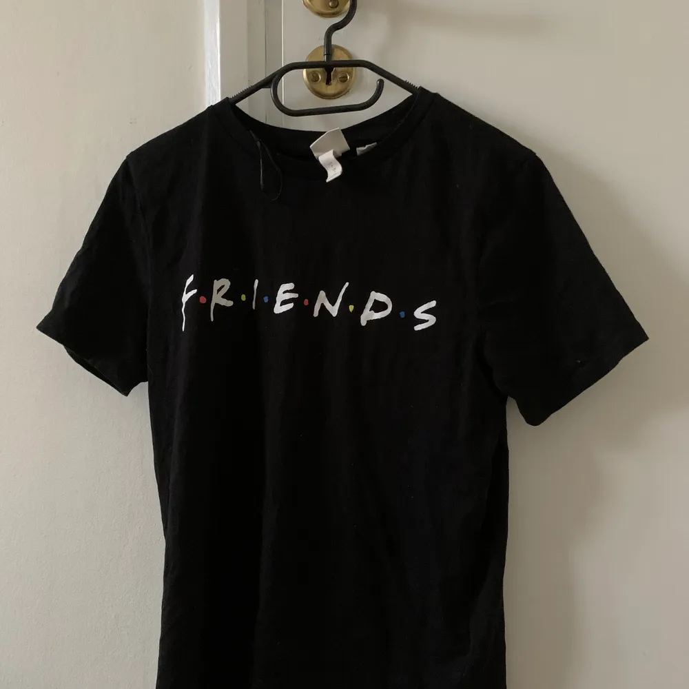 Säljer min friends tröja från H&M som jag knappt använt! Texten är inte sprucken. Den är tvättad typ 2 gånger.. T-shirts.