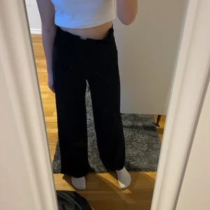 Kostymbyxor  - Svarta kostymbyxor i storlek XS ifrån bershka i storlek ginatrico. Stor i storlek passar även som S 