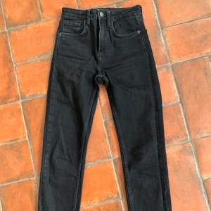 Svarta raka jeans från Zara. Mycket bra skick! Ordinariepris 359kr och nypris 200kr