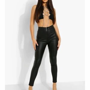 Skinny byxor med konstläder - Säljer dessa byxor då dom inte passar, har bara provat dom. Storlek 40